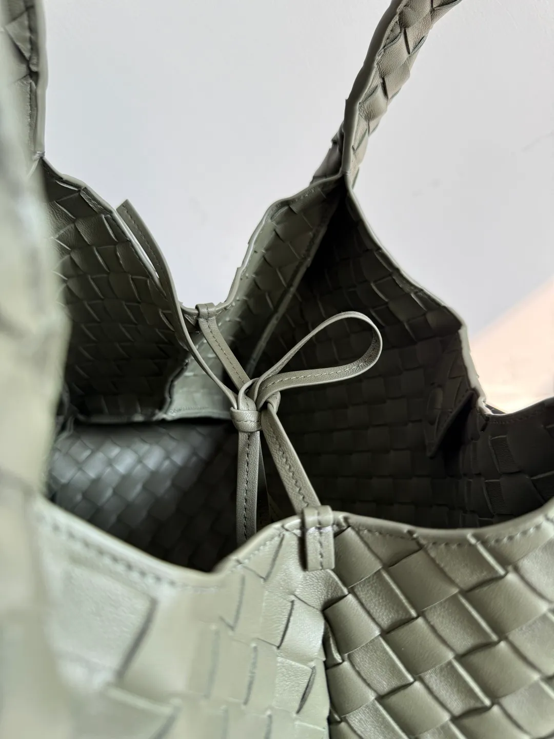 Batch 2160 new products are coming! BOTTEGA VENETA Bottega Veneta's 2025 new Campana shoulder bag is on the market~ First of all, I would like to praise the weight of this bag. As a not too small bag, it is very light for daily use. For people like me who need to carry a lot of belongings when going out, this advantage is great, and it greatly reduces the burden of traveling. 🛍️The shape is a bit like a combination of parachute and jodie. The blunt triangle shape is cute and honest. Carrying it on your back when going shopping is a good mood accelerator. The handles and body of the bag are both classic weaves. A tie is added to the original open design. If it is not tied up, the bag will look like a small vegetable basket when carried. Style number: 844249 Size: 33*20*16.5cm